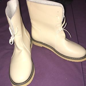 Very cute slip-on boots